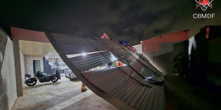 Vendaval destelha casa no Riacho Fundo. Veja imagens