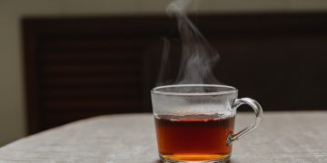 Consumir bebidas muito quentes aumenta risco de câncer de esôfago