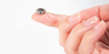 Chip cerebral de concorrente da Neuralink recebe aval para ser testado