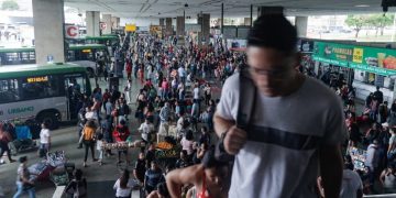 IBGE: homens de 20 a 24 anos morrem 3,7 vezes mais que mulheres no DF