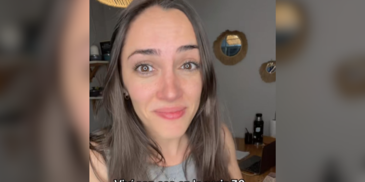 Mulher descobre bola de fita adesiva presa dentro do nariz há 30 anos