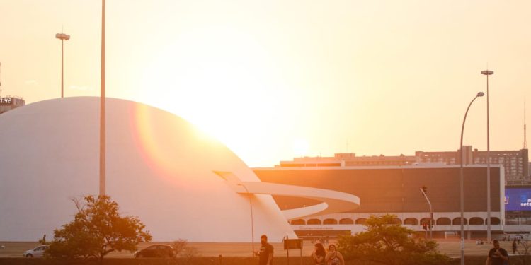 Semana começa com calorão no DF; confira a previsão do tempo