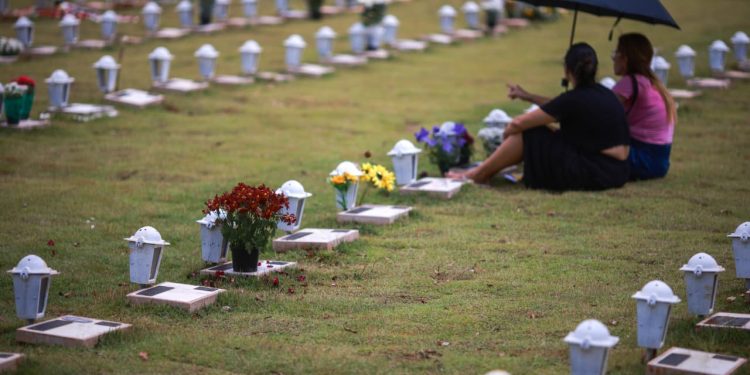 Reflexão e saudade: cemitérios do DF ficam lotados no Dia de Finados