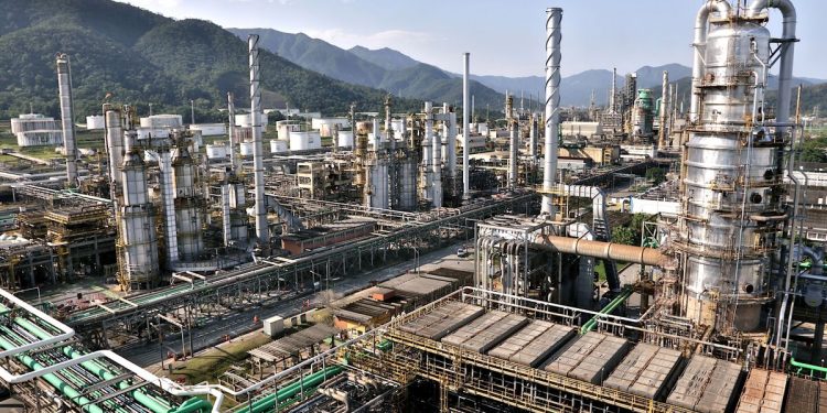 Investimento em biocombustíveis perde espaço para petróleo e energia solar