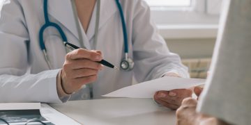 Criança de 2 anos morre de overdose por erro em receita médica