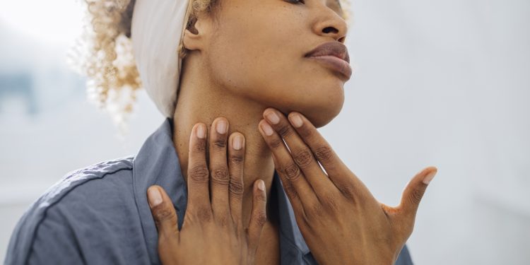 O que o tamanho do seu pescoço pode dizer sobre sua saúde hormonal?