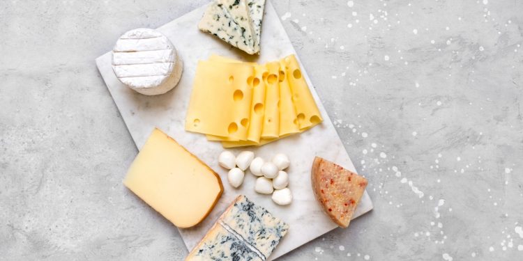 Estudo indica que incluir queijo na dieta reduz risco de demência