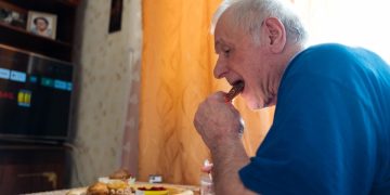 Idosos que fazem refeições sozinhos têm alimentação pior, diz estudo