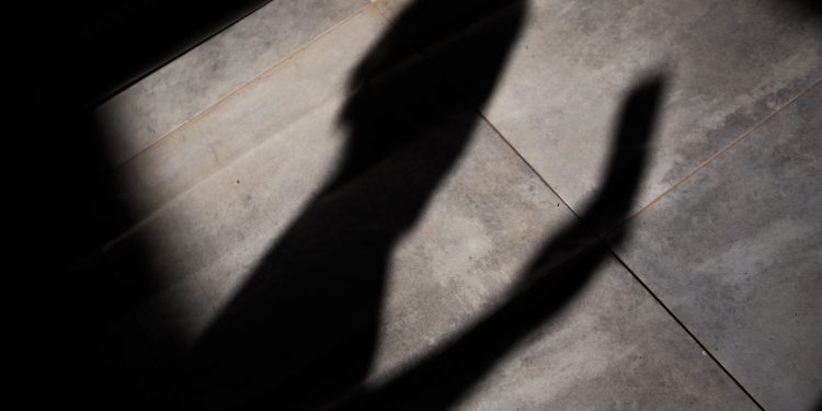 Casal “bem vestido e de carrão” aluga imóvel no DF e furta móveis