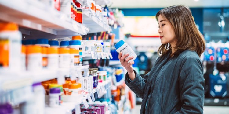 Venda de remédios em supermercado é avanço no acesso ou risco à saúde?