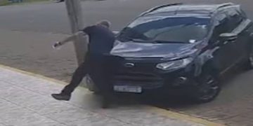 Acreditando que foi traído, homem agride mulher e atira em sargento