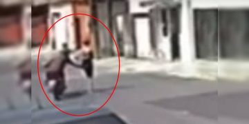 Motoboy apalpa bunda de mulher que caminha na rua em Fortaleza