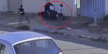 Motociclista quase mata criança em calçada após “dar grau” em moto