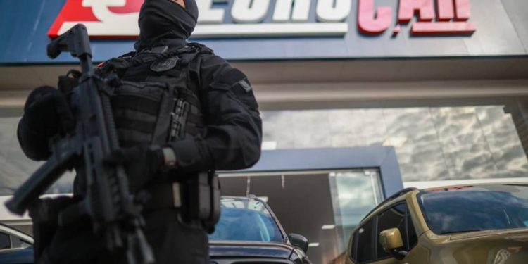 Agente do Detran-DF e bombeiro cobravam R$ 150 para fraudar documentos