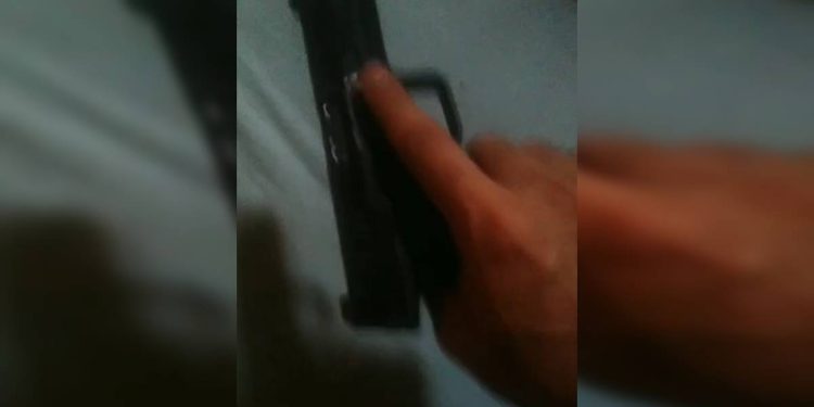Criminoso do PCC fake ameaçava vítimas de golpe com arma na mão; veja