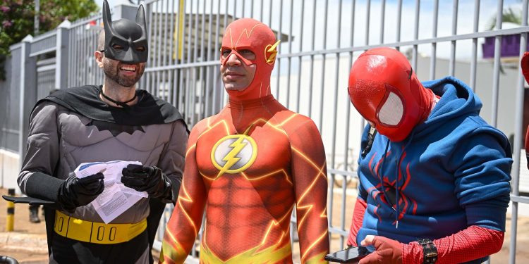 Enem: Batman, Flash e Homem-Aranha se atrasam e perdem prova no DF