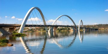 Homem fica em estado grave ao ser atropelado por carro na Ponte JK