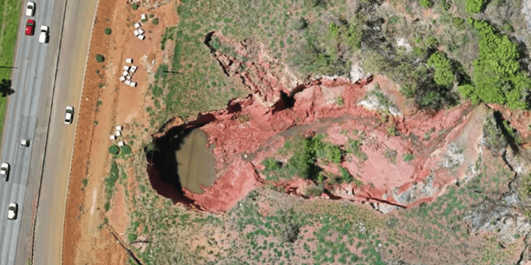 Defesa Civil vistoria cratera de 500 metros que ameaça a BR-040