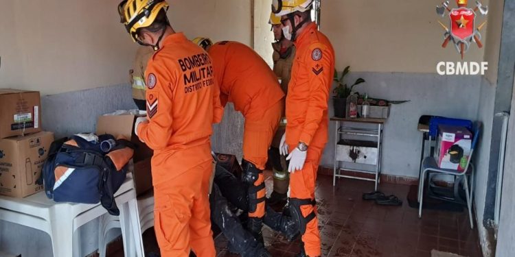 Torre de telefonia cai e atinge trabalhador e residências no P Sul