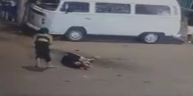 Imagens mostram homem caído no chão sendo executado perto de mercado