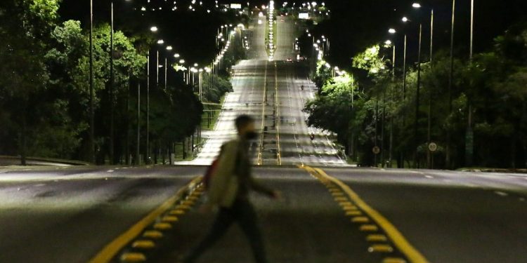 Homem está em estado grave após acidente no Eixão
