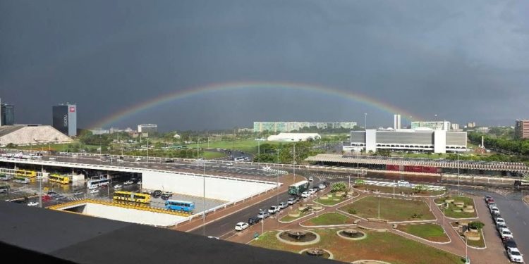 Arco-íris completo “corta” a Esplanada e encanta brasilienses nesta 2ª