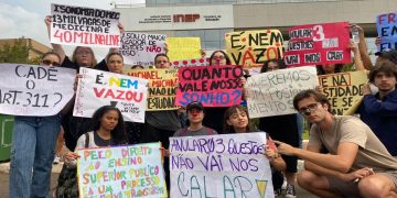 Estudantes protestam na porta do Inep e pedem anulação do Enem 2025