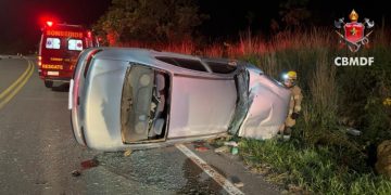 Homem se desespera ao ficar preso embaixo de veículo tombado no DF