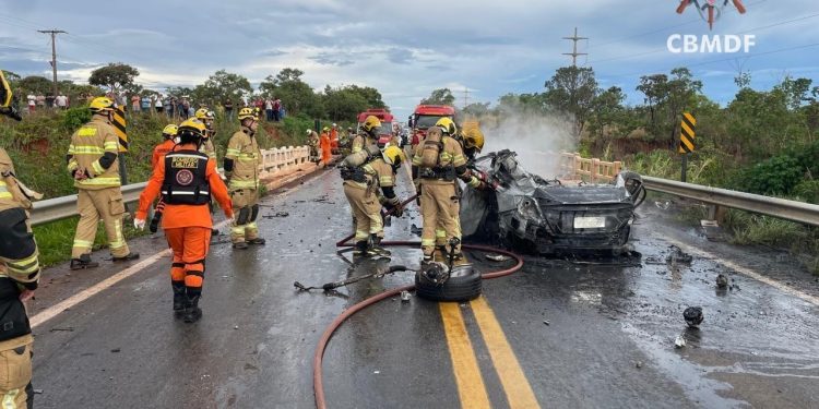Carro pega fogo em acidente e motorista morre no DF