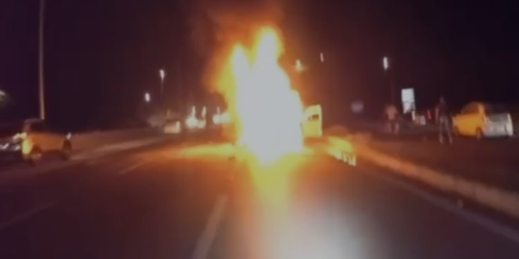 PM salva motociclista de carro em chamas após acidente grave no DF