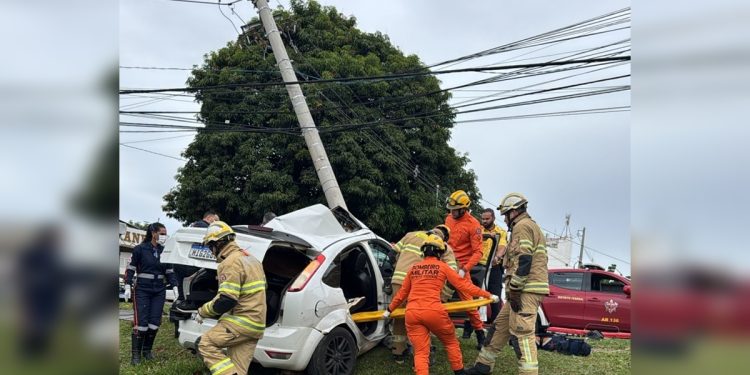 Vídeo mostra passageiros presos às ferragens após carro bater em poste