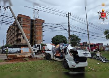 Morre motorista de carro que arrebentou poste no DF