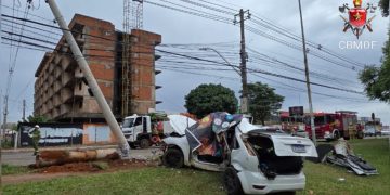 Morre motorista de carro que arrebentou poste no DF