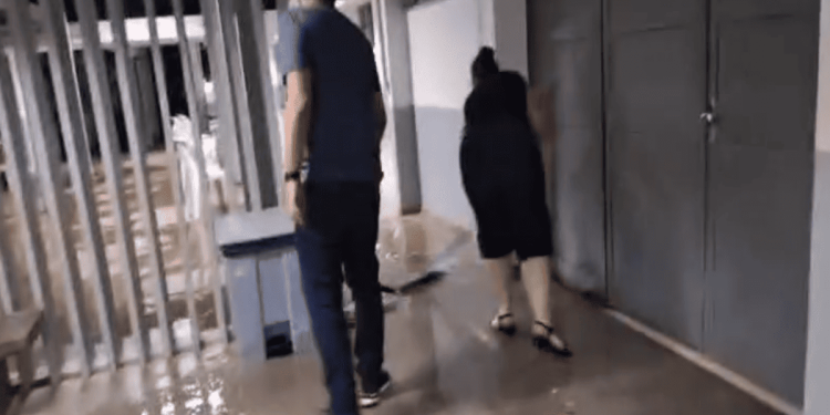 Chuvas no DF: água invade corredores de UBS e atinge sala de médicos