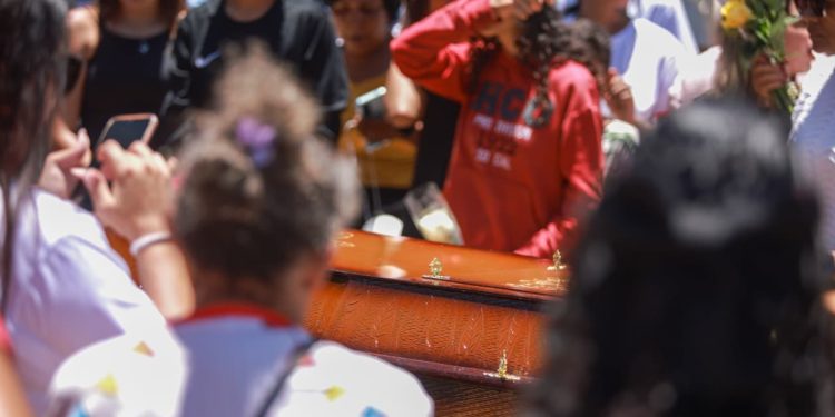 Mãe de menina morta com tiro na cabeça: “Acabaram com a nossa família”