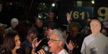 Apoiadores oram ao redor de “Bolsonaro de papelão” em vigília