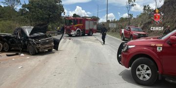 Batida entre carro, caminhão e moto deixa 2 pessoas gravemente feridas