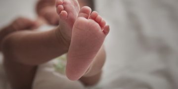 Ferido e abandonado, bebê de 8 meses é resgatado em casa no DF