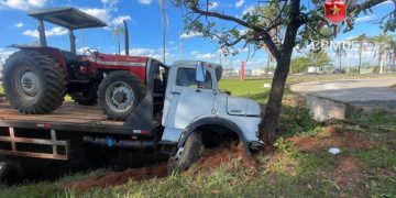 Caminhão carregando trator perde o controle em rodovia do DF
