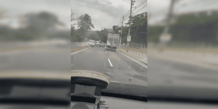 Caminhoneiro joga veículo e arremessa carro após ultrapassagem tensa