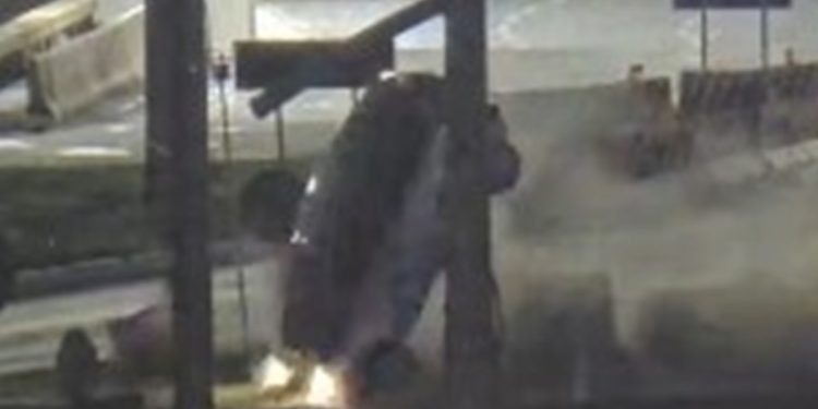 Trânsito fica complicado após carro bater em mureta no Buraco do Tatu