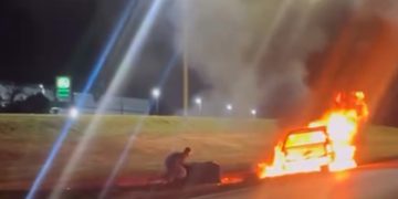 Homem coloca fogo no próprio carro após se envolver em acidente