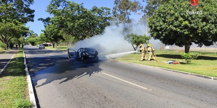 Carro fica completamente destruído após pegar fogo no DF