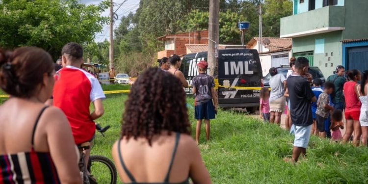 Vizinhos de menina morta por madrasta se desesperam com chegada do IML