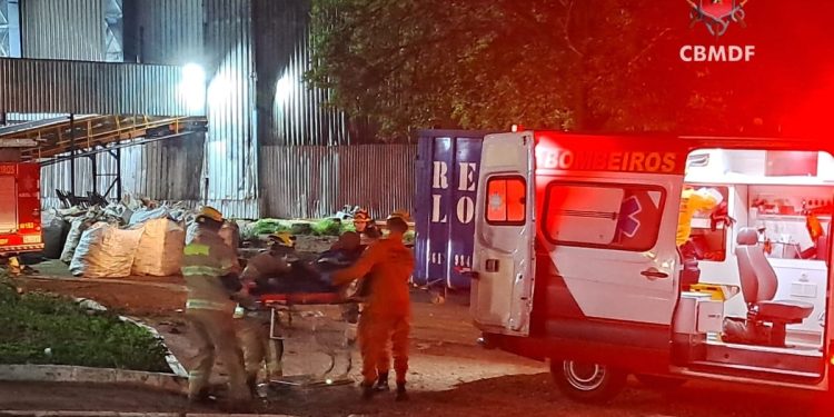 Homem sofre fratura ao ficar com perna presa em esteira no DF