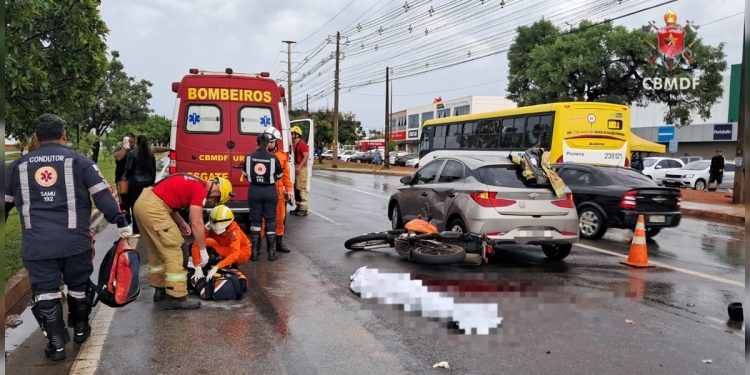 Motociclista mata homem atropelado e bate em dois carros no DF