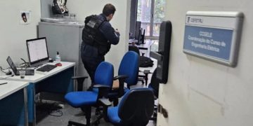 Homem invade faculdade, atira em duas mulheres e é encontrado morto