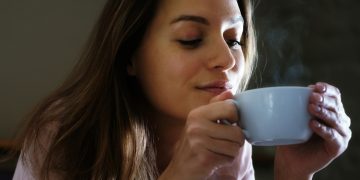 Gordura no fígado: chá feito de planta pode ajudar a “limpar” o órgão