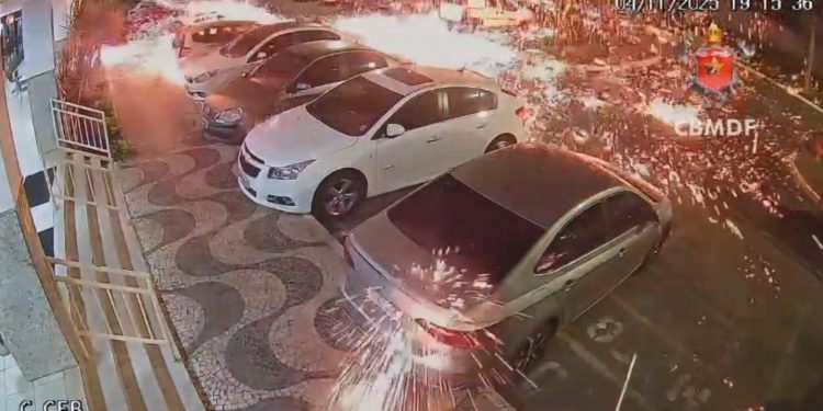 Curto em rede elétrica causa incêndio e assusta moradores do Sudoeste