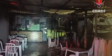 Incêndio destrói hamburgueria em São Sebastião. Veja imagens